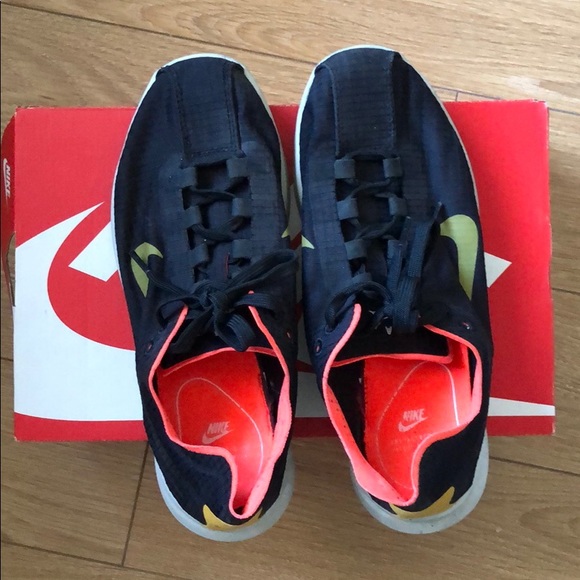 Nike Mayfly Lite SI Sneakers - Picture 3 of 5